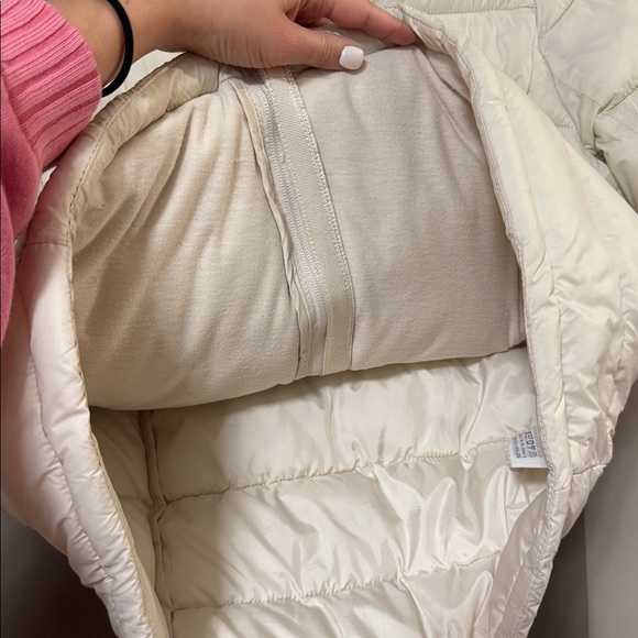 Abercrombie & Fitch • Lightweight Packable Puffer Jacket - Picture 8 of 9